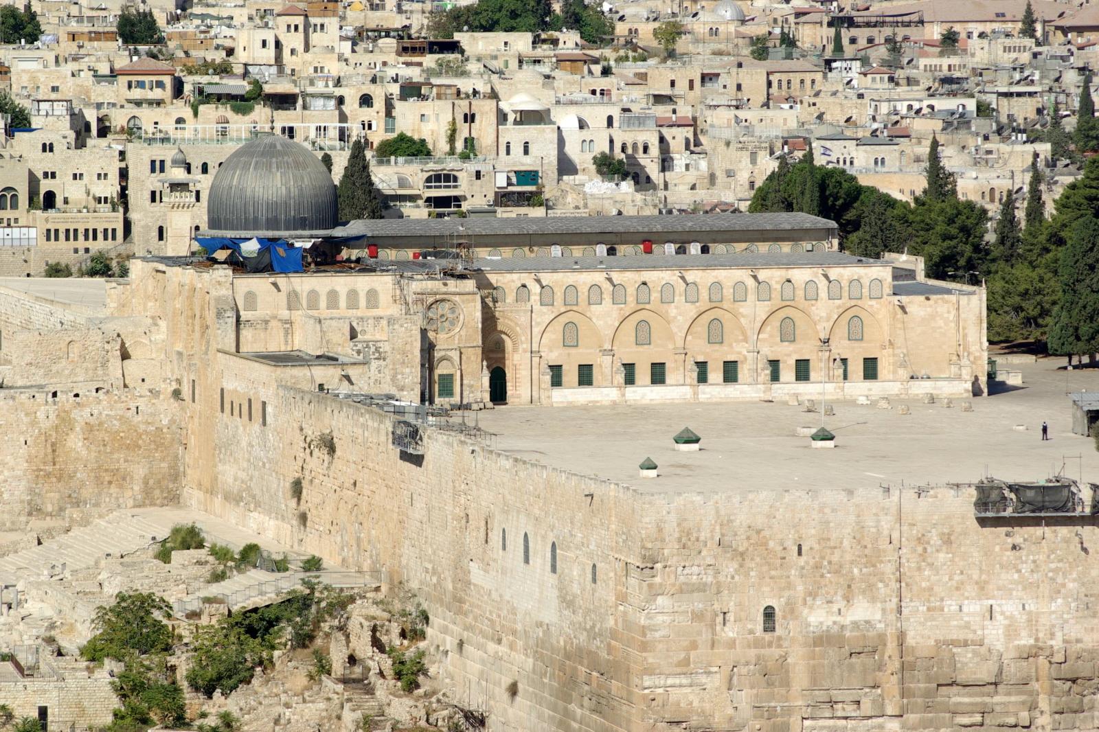 Police, Protestors Scuffle at Jerusalem's Al-Aqsa Mosque