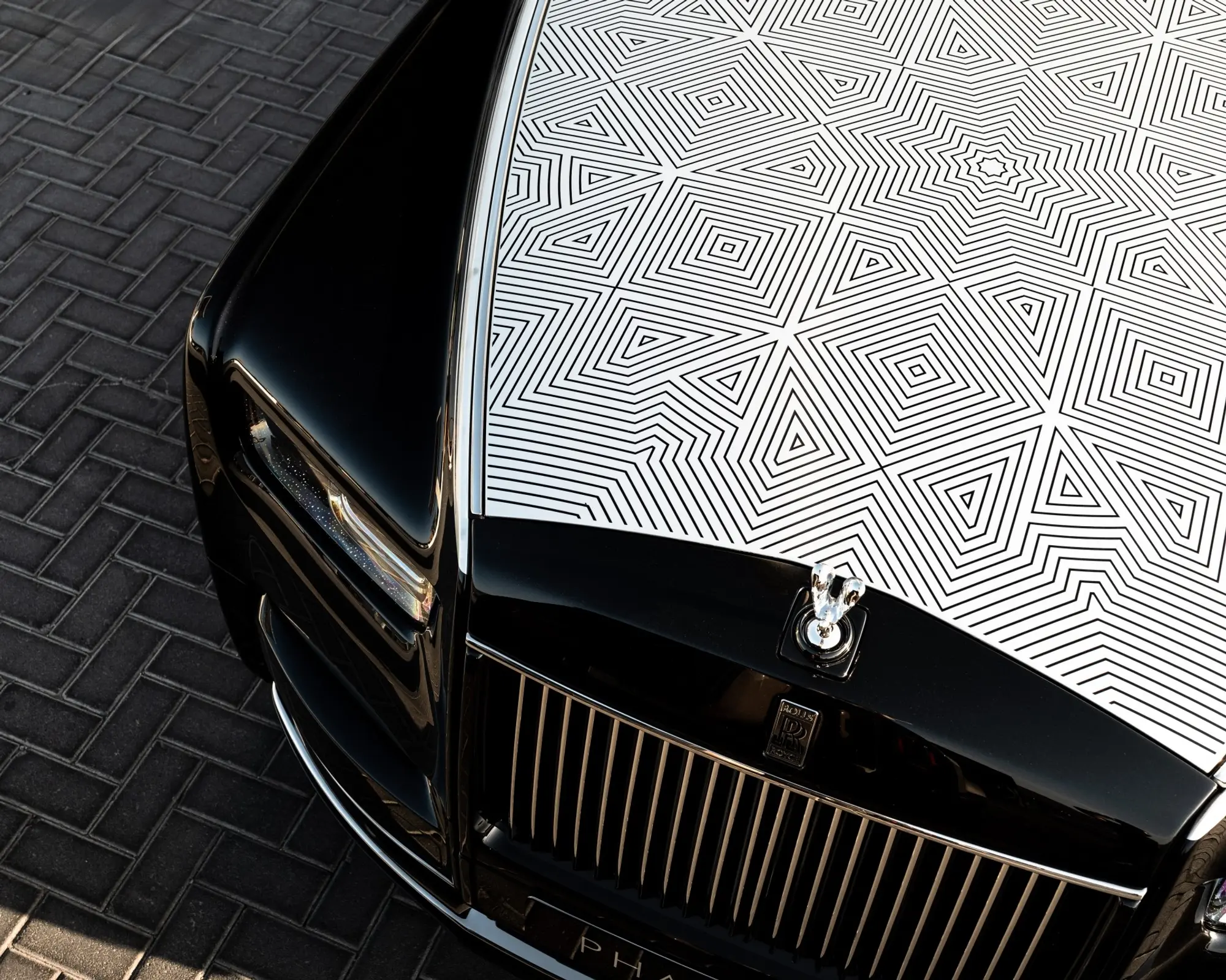 Rolls-Royce Phantom Arabesque Features A Laser-Engraved Bonnet