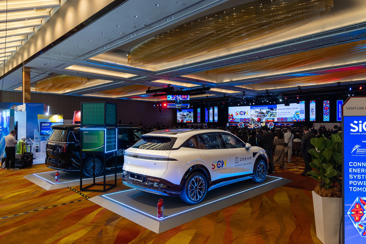 Zeekr 7X And 009 Shuttle Guests At Singapore International Energy Week 2026 – photo 2