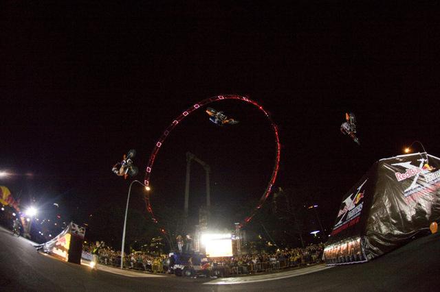 Red Bull X-Fighters wow Singapore – photo 1