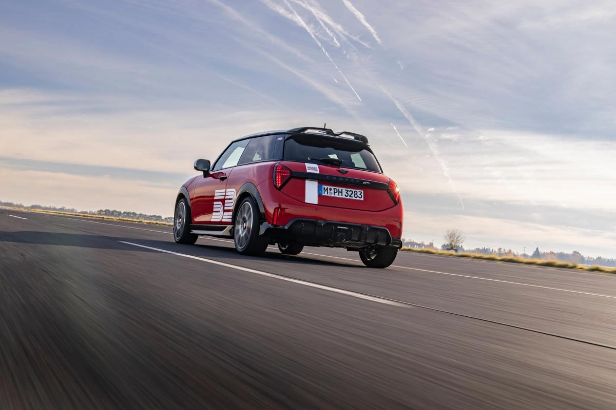 MINI 1965 Victory Edition Is A Red Hot Throwback – photo 1