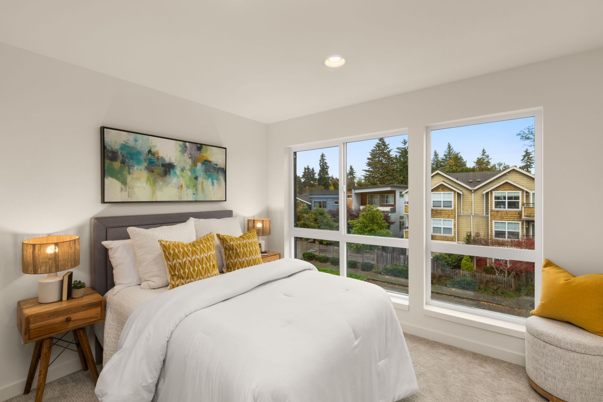 Bedroom with a view over the neighbourhood