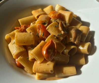 Vegetarisk pasta med champinjoner och körsbärstomater
