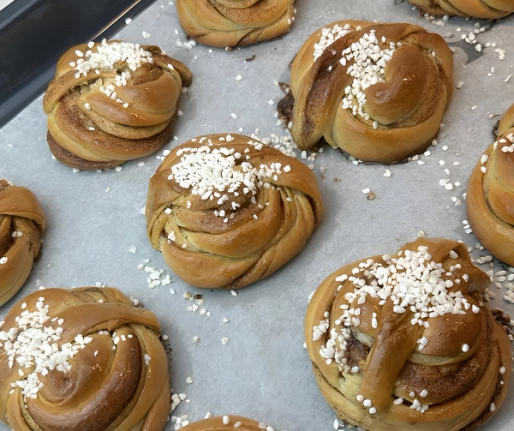 Cinnamon bun recipe – classic juicy buns with cinnamon & cardamom