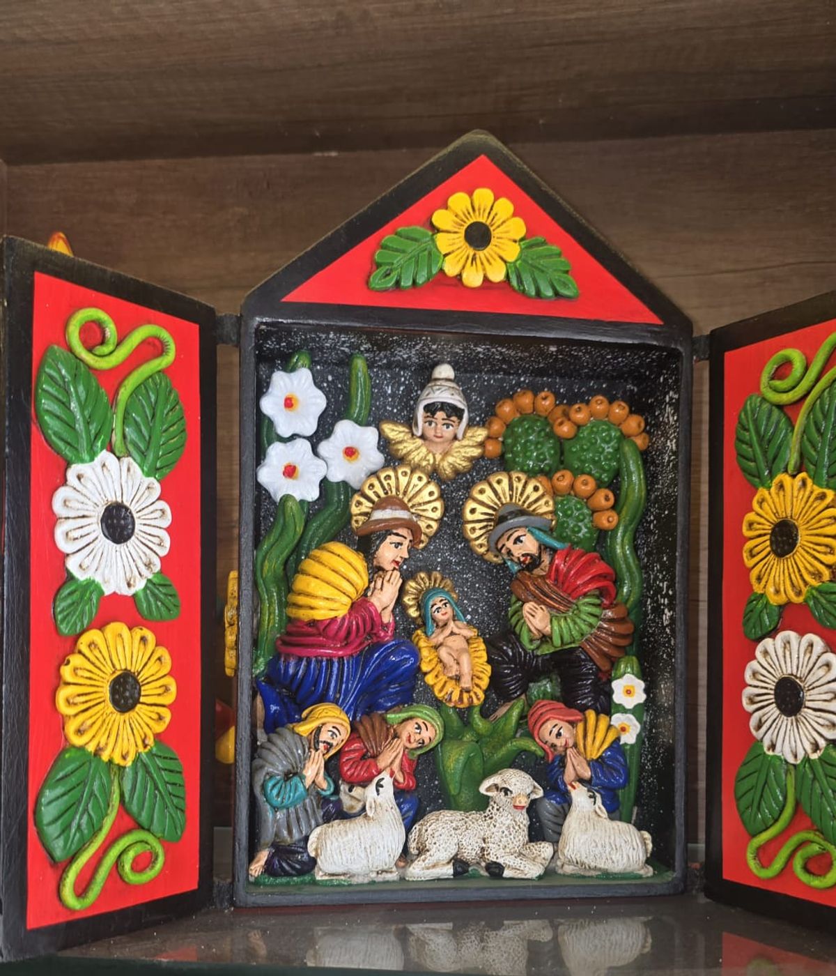 Retablo tradicional ayacuchano con figuras modeladas a mano.