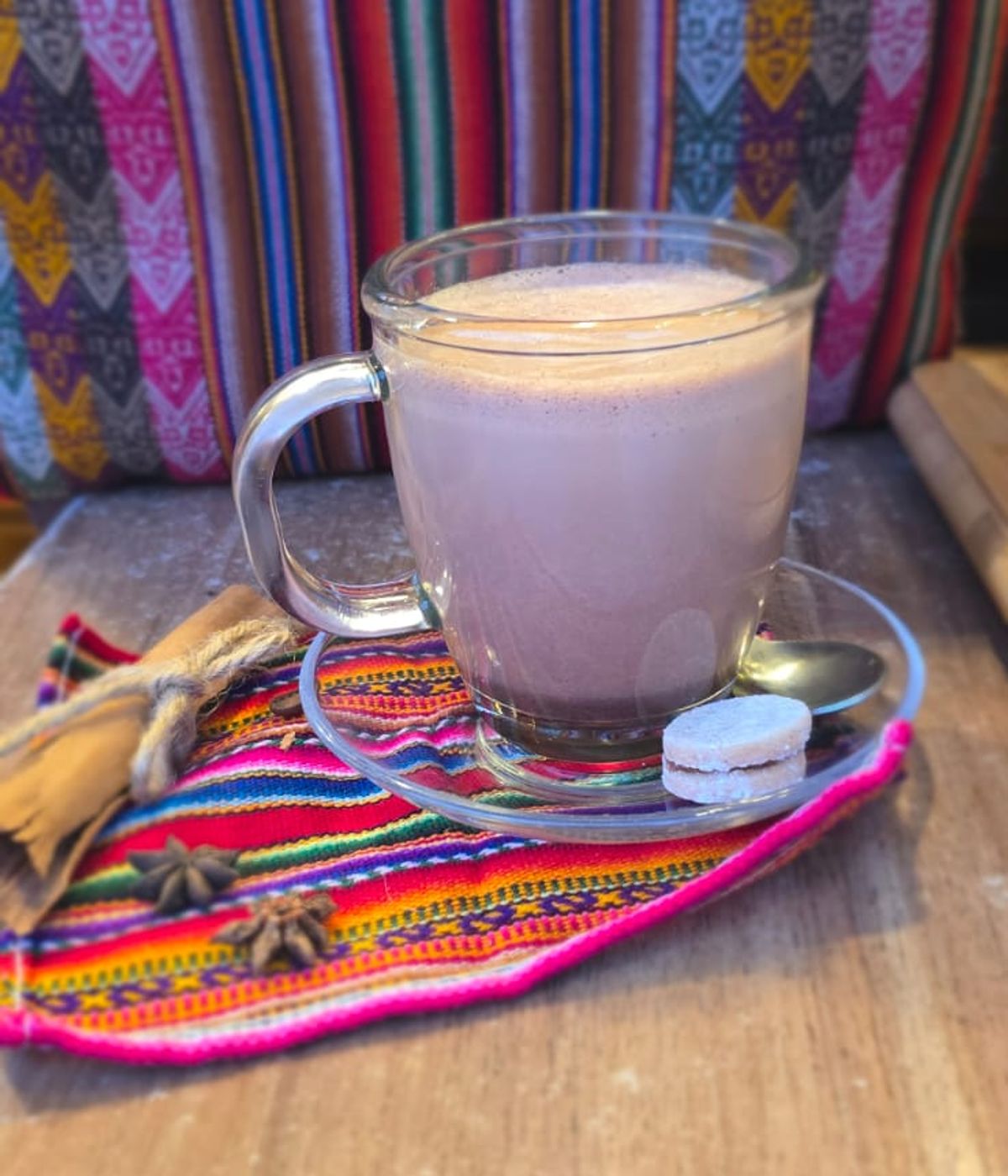 Qoñi Chocolate, chocolate caliente servido en taza con marshmallow