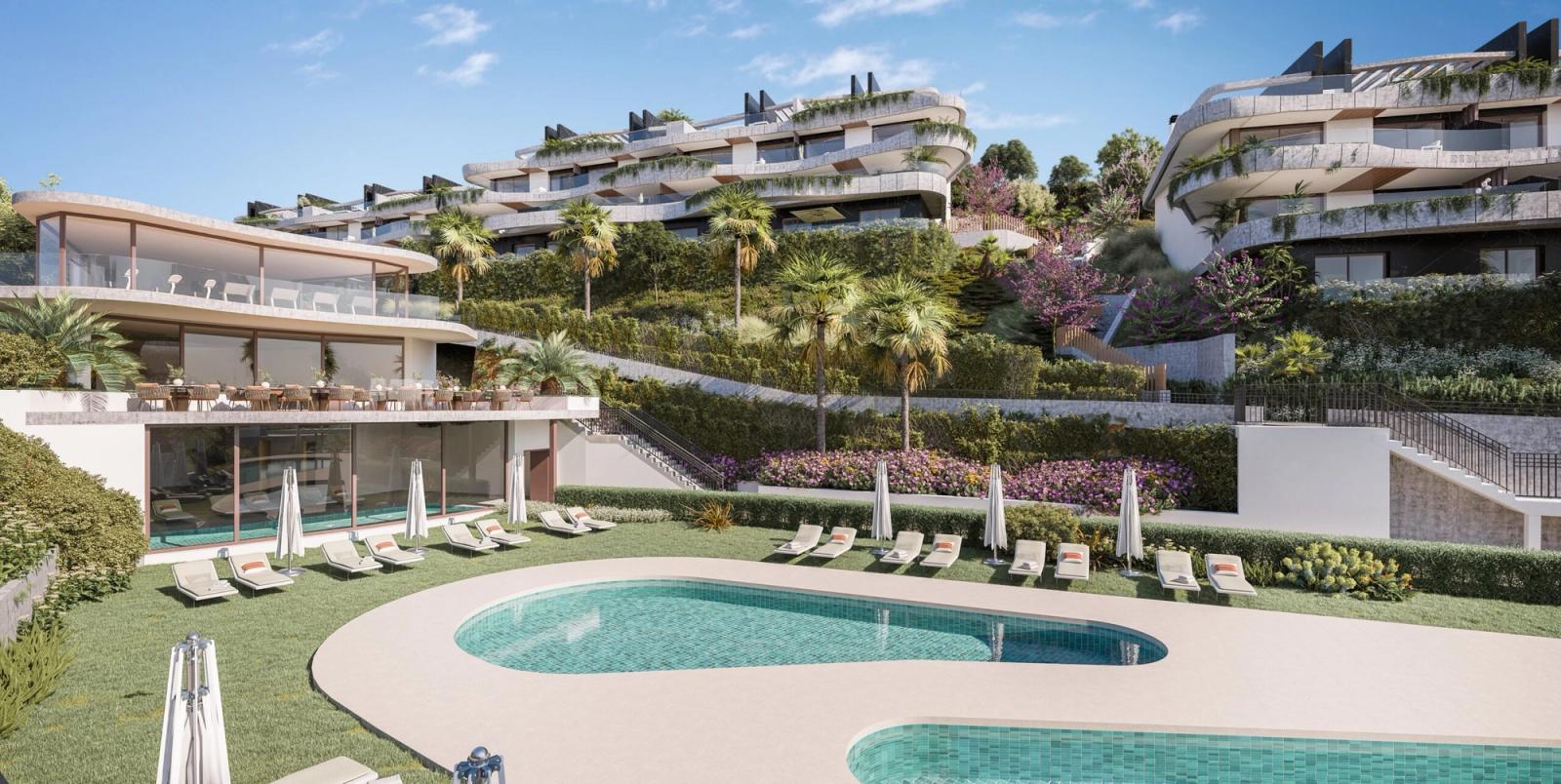 Moderne nybyggeri i Elviria West, Marbella, med grønne omgivelser og åbne udsigter.