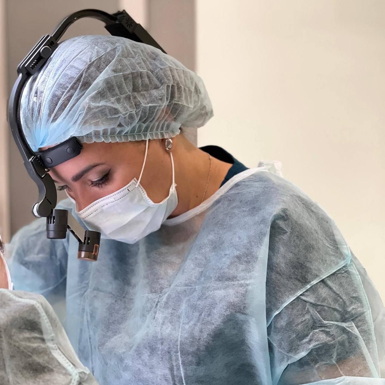 Пластический хирург пластика операции ринопластика липосакция маммопластика увеличение груди липофилинг блефаропластика фейслифтинг подтяжка лица брахиопластика круропластика бодипластика рубцовые деформации реконструкция 