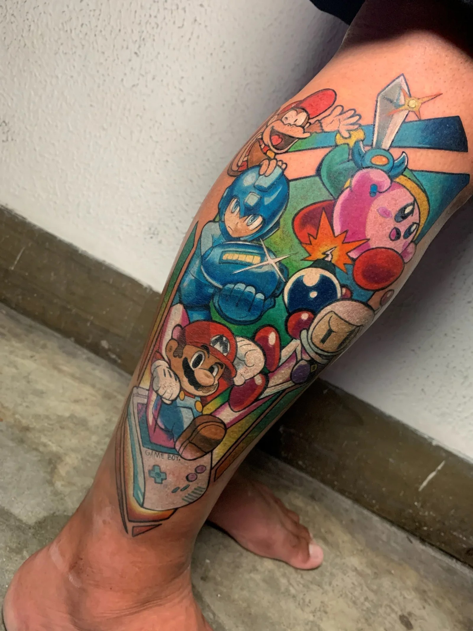 Tatuagem colorida de personagens da Nintendo na perna