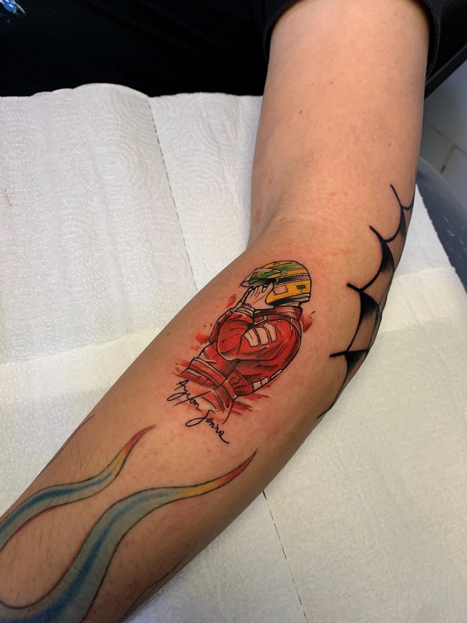 Tatuagem colorida em homenagem ao Ayrton Senna no antebraço
