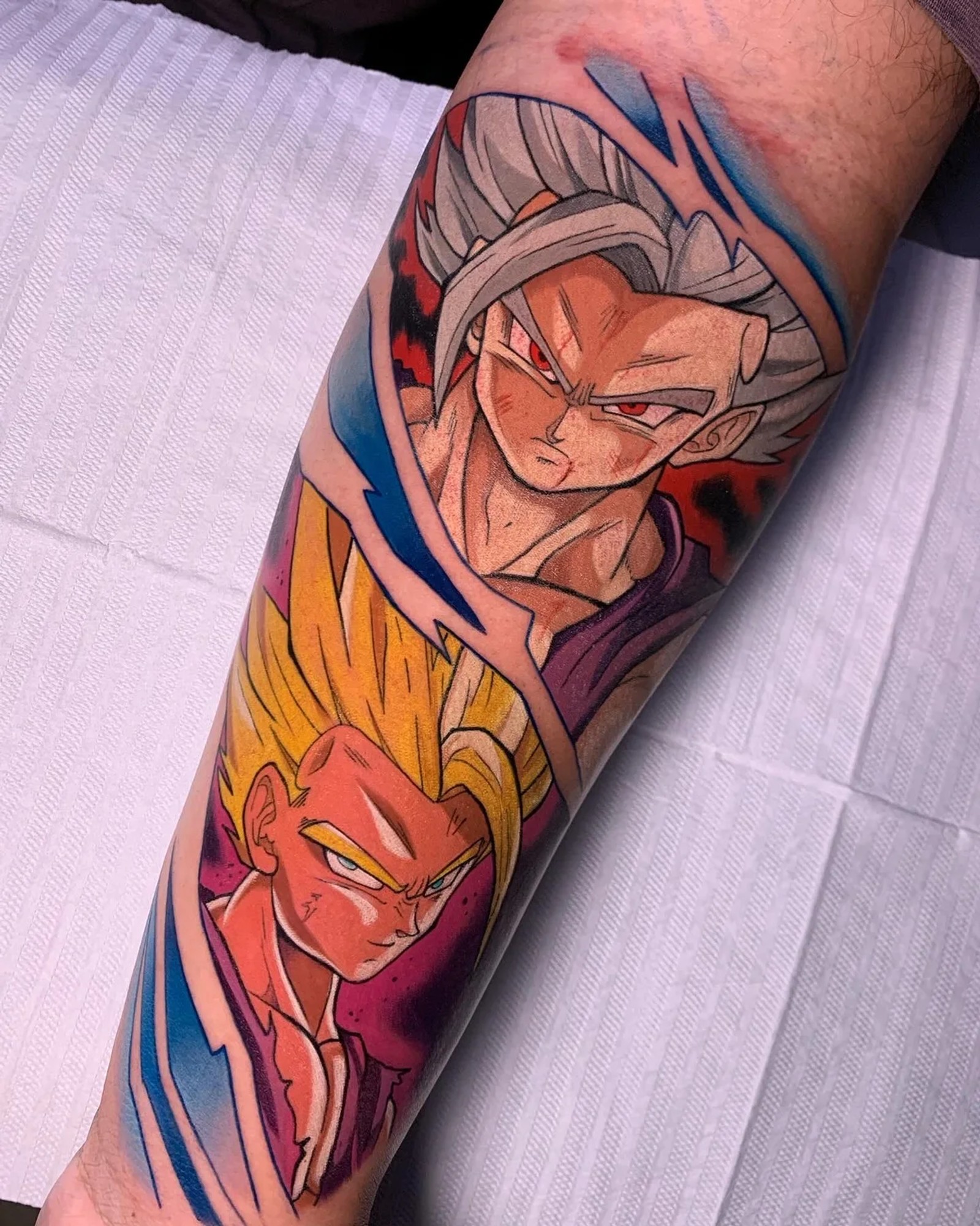Tatuagem colorida do Gohan e do Goku, de Dragon Ball, na perna