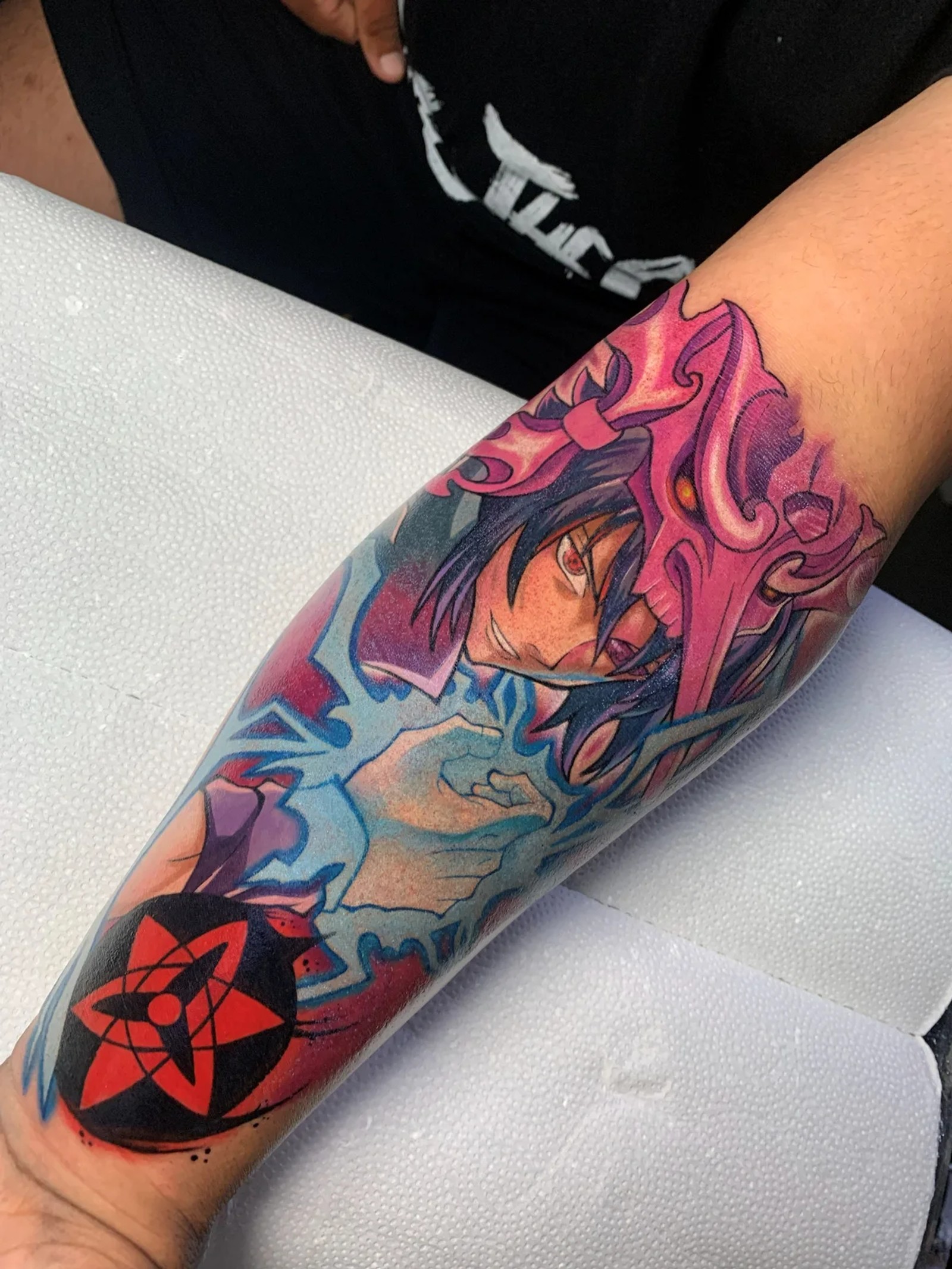 Tatuagem colorida do Naruto no antebraço