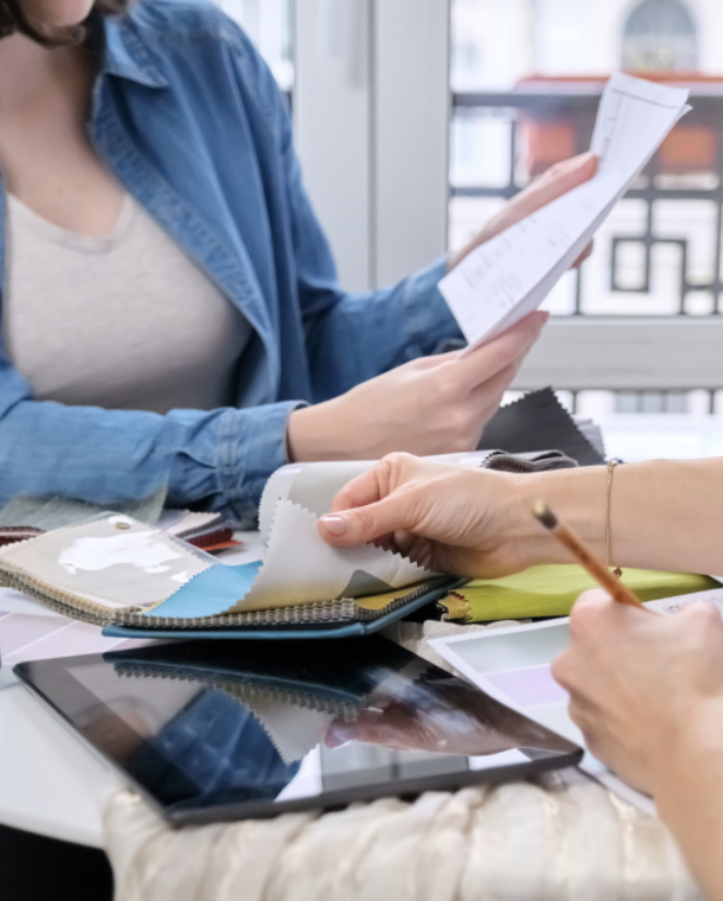 عينات ألوان طلاء لاختيار الدرجة المناسبة للمساحة