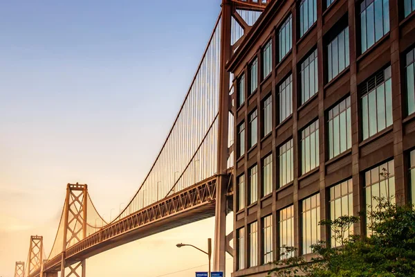Bay Bridge al atardecer desde el distrito financiero