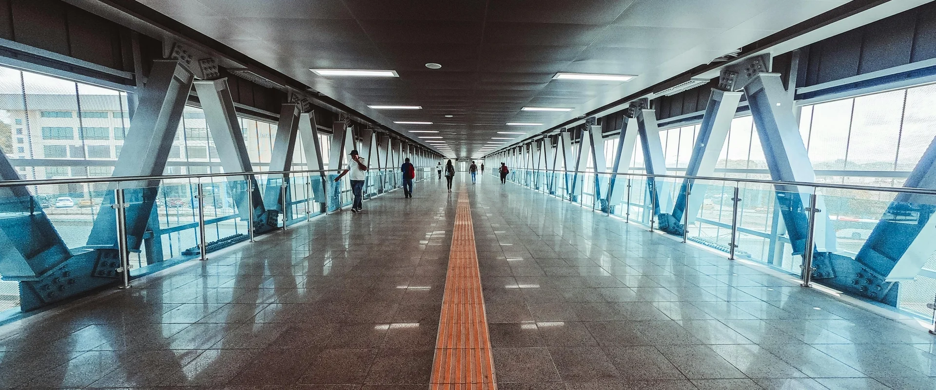 Pasillo de terminal de aeropuerto