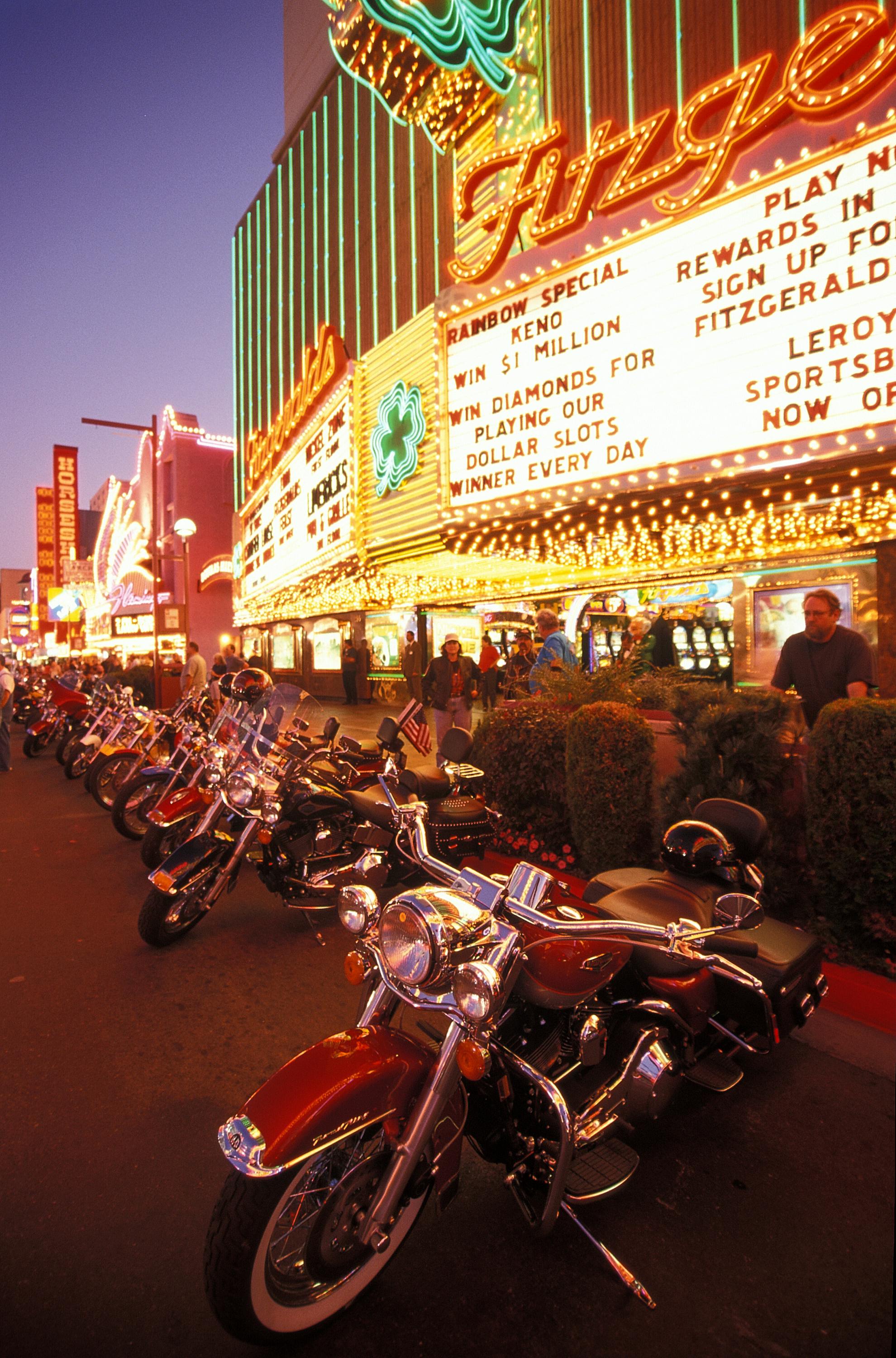 Casino con motocicletas y luces de neón típicas del Strip