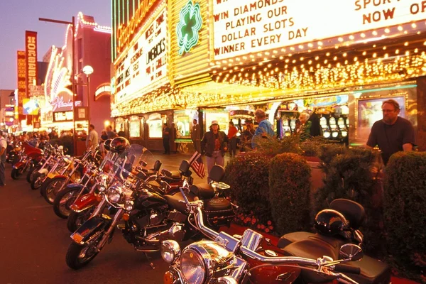 Casino con motocicletas y luces de neón típicas del Strip