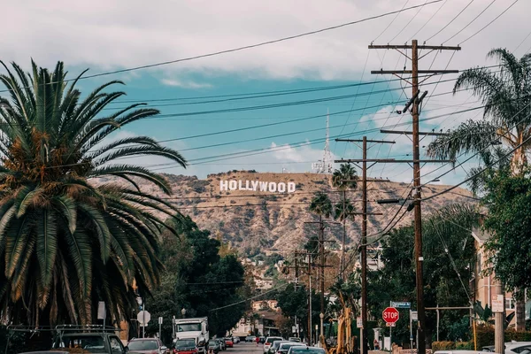 Calle residencial con el famoso letrero de Hollywood