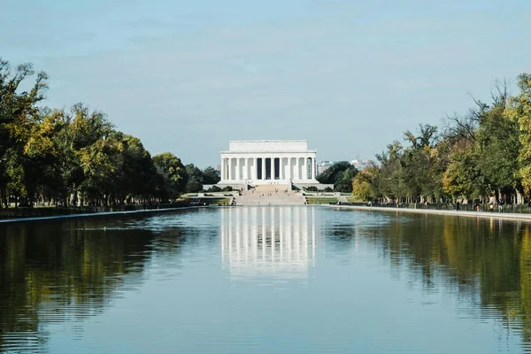 Lincoln Memorial con la piscina reflectante del National Mall