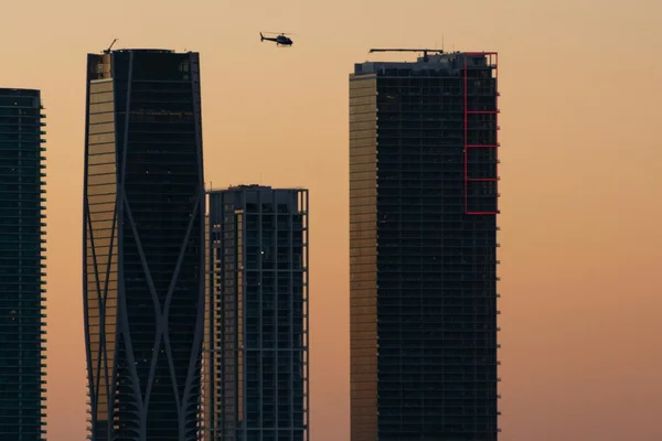Skyline de rascacielos con crucero en el puerto