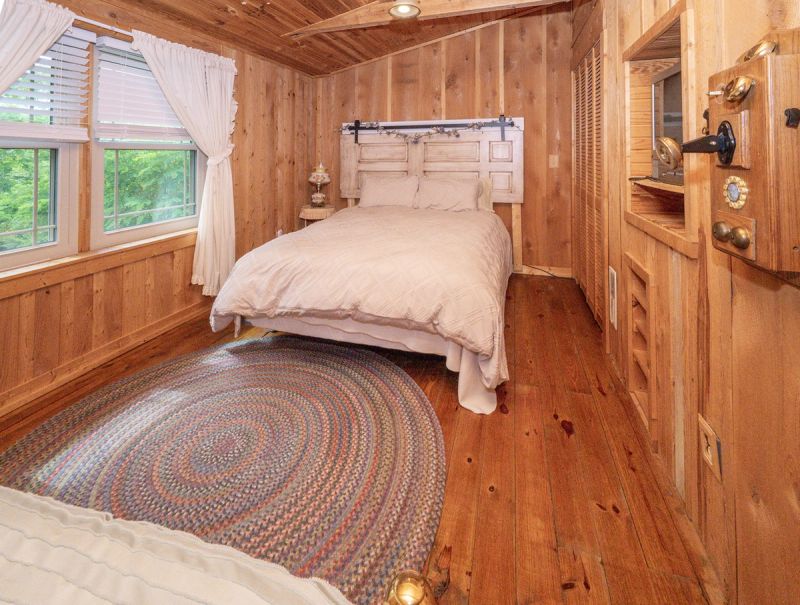 Third bedroom featuring a Queen Bed, Murphy Bed, and Twin Bed