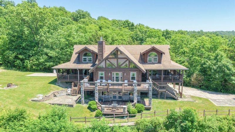 Exterior of Riverside Log Cabin, Union KY