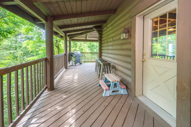 Exterior of Riverside Log Cabin, Union KY