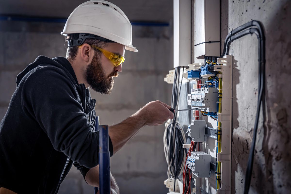 How AI Invoice Sendout Boosts Electricians' Daily Revenue