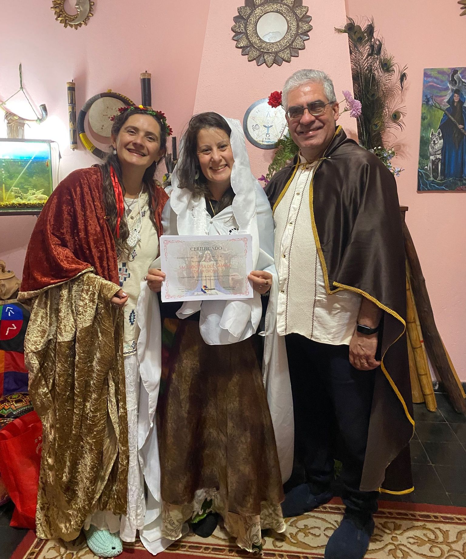 Fundadores de espacio pachakuti entregando certificado a una alumna