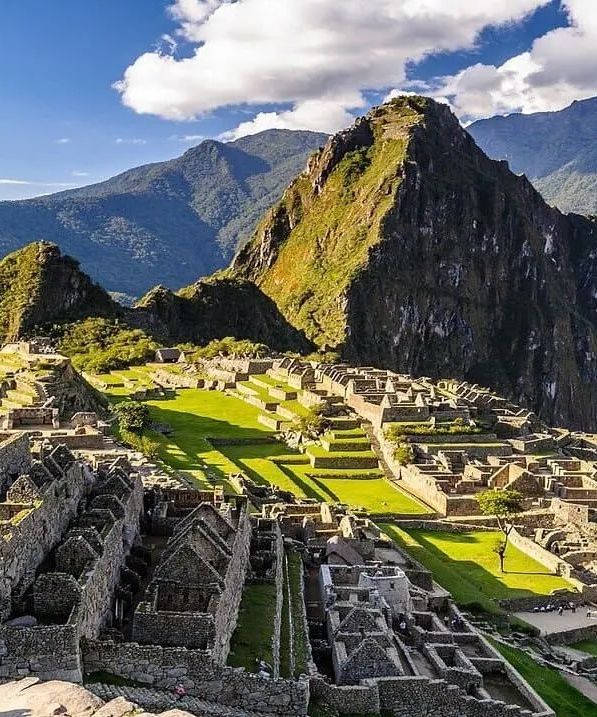 Fundadores de espacio pachakuti en macchu pichu