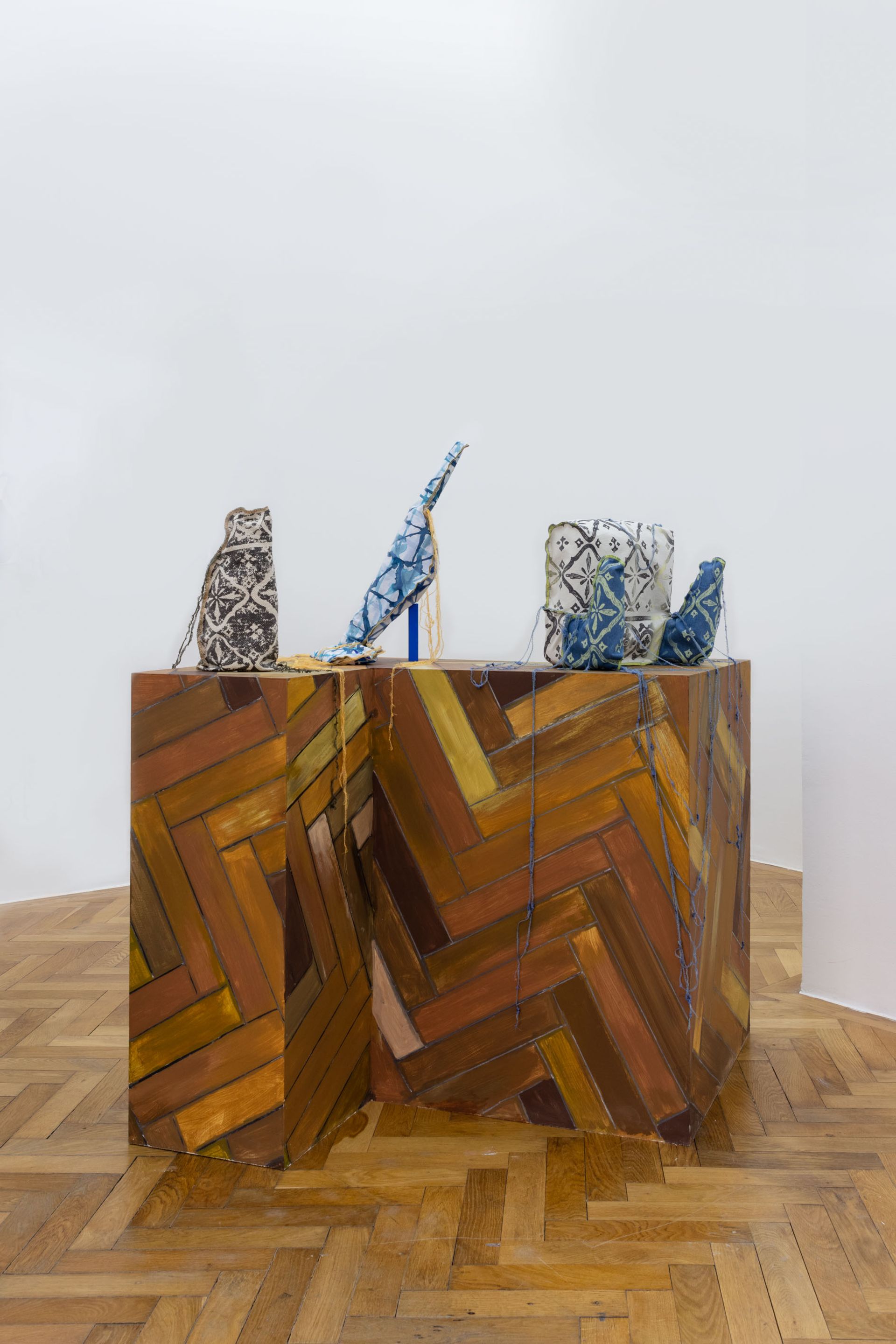 Ana Navas, Tropfenförmiges Lapislazuli, [middle], 2021, Swiffer WetJet, dressed in industrial textiles and copies of the patterns painted by hand, 62 × 32 × 14 cm
