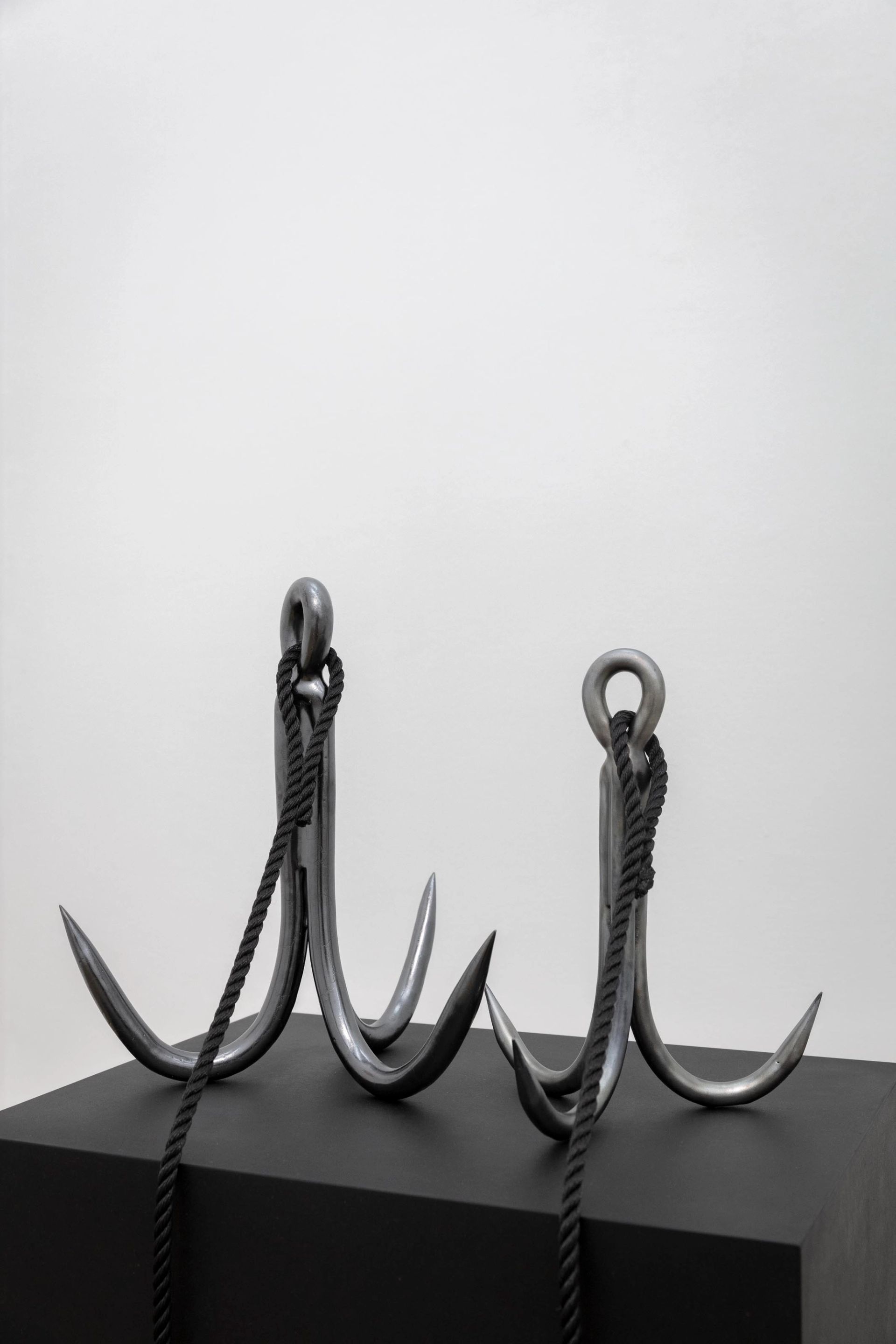 Veronika Hilger, Untitled, 2023, Glazed ceramic, rope, 36,6 × 30 × 31,5 cm, 30,8 × 24,8 × 24,3 cm