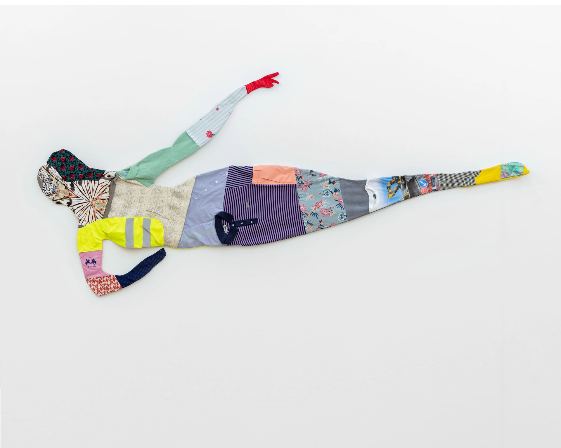Malte Zenses, Du und Ich, sehr müde #2, 2020, Second-Hand Garments, 300 × 120 cm | 118 × 47 1/4 in, photo: Sebastian Kissel
