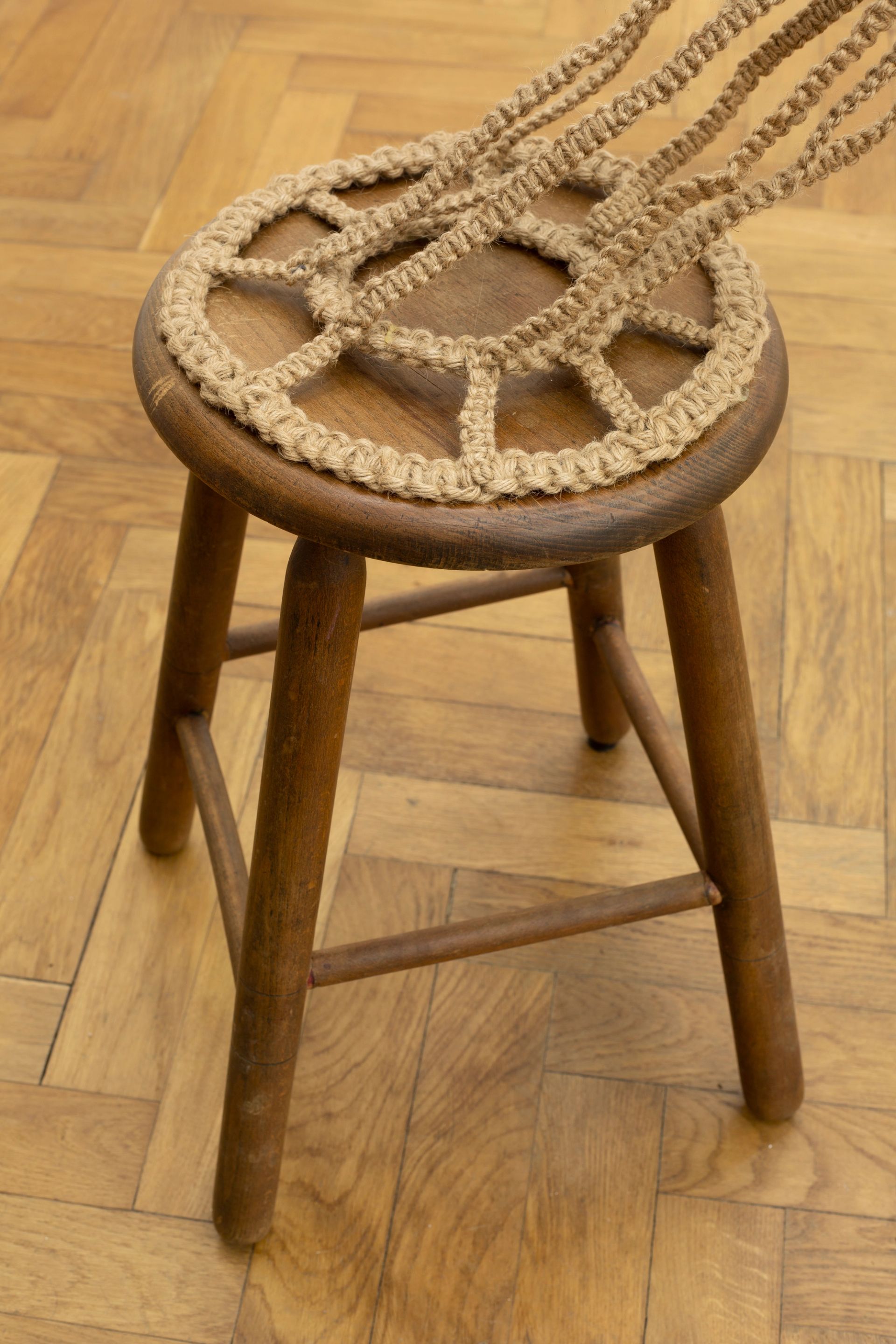 Maddy Arkesteyn, Untitled (from the series: Brancusi’s Psychosis Goes Exotic), 2010, Macramé (knotted rope), roller skate, stool, trolley, wire, 133 × 115 × 2 cm, photo by Constanza Meléndez