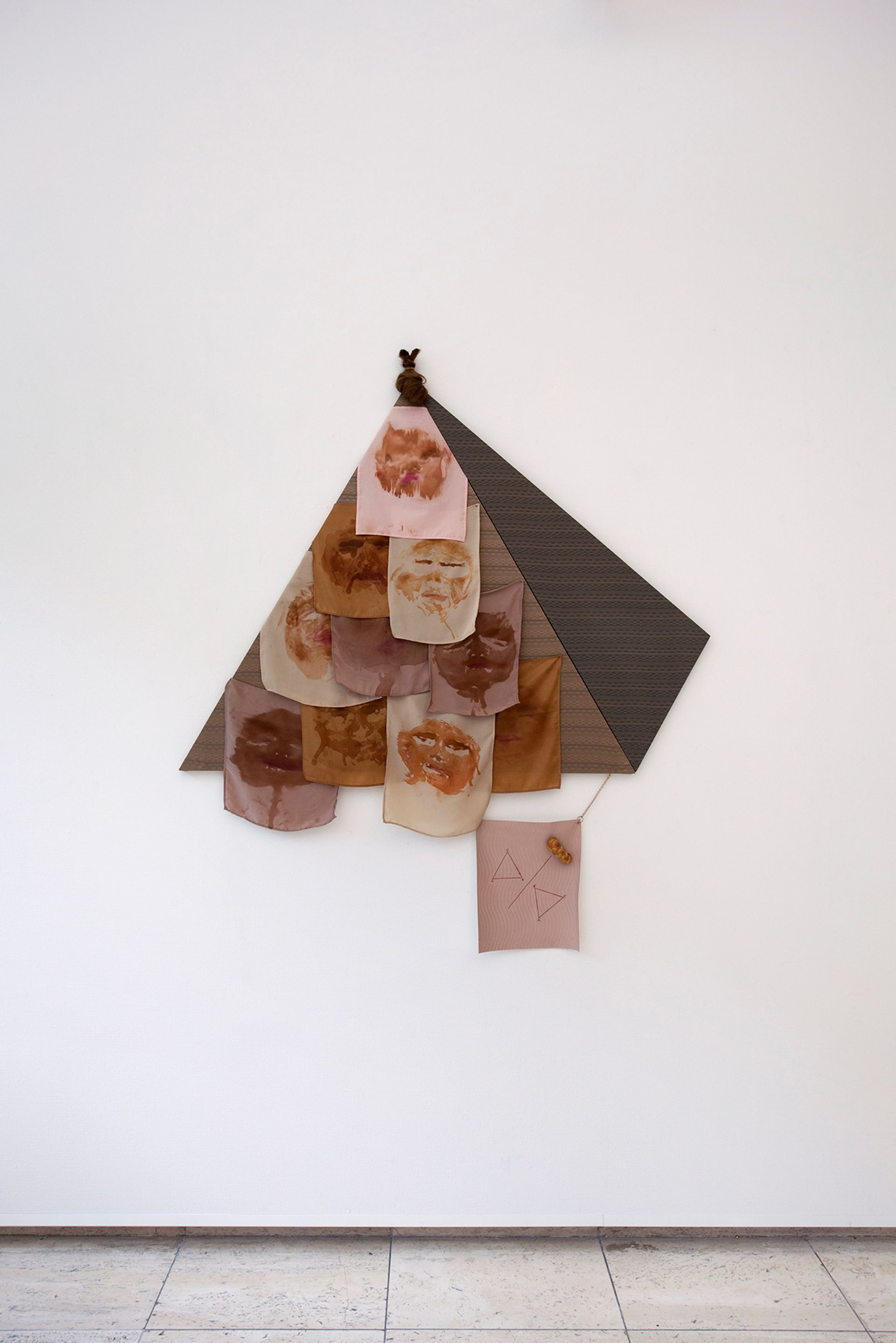 Ana Navas, Pyramide, 2018, fabric, hair, silk paint, bread, epoxy, 145 × 155 cm, photo: Otto Polman