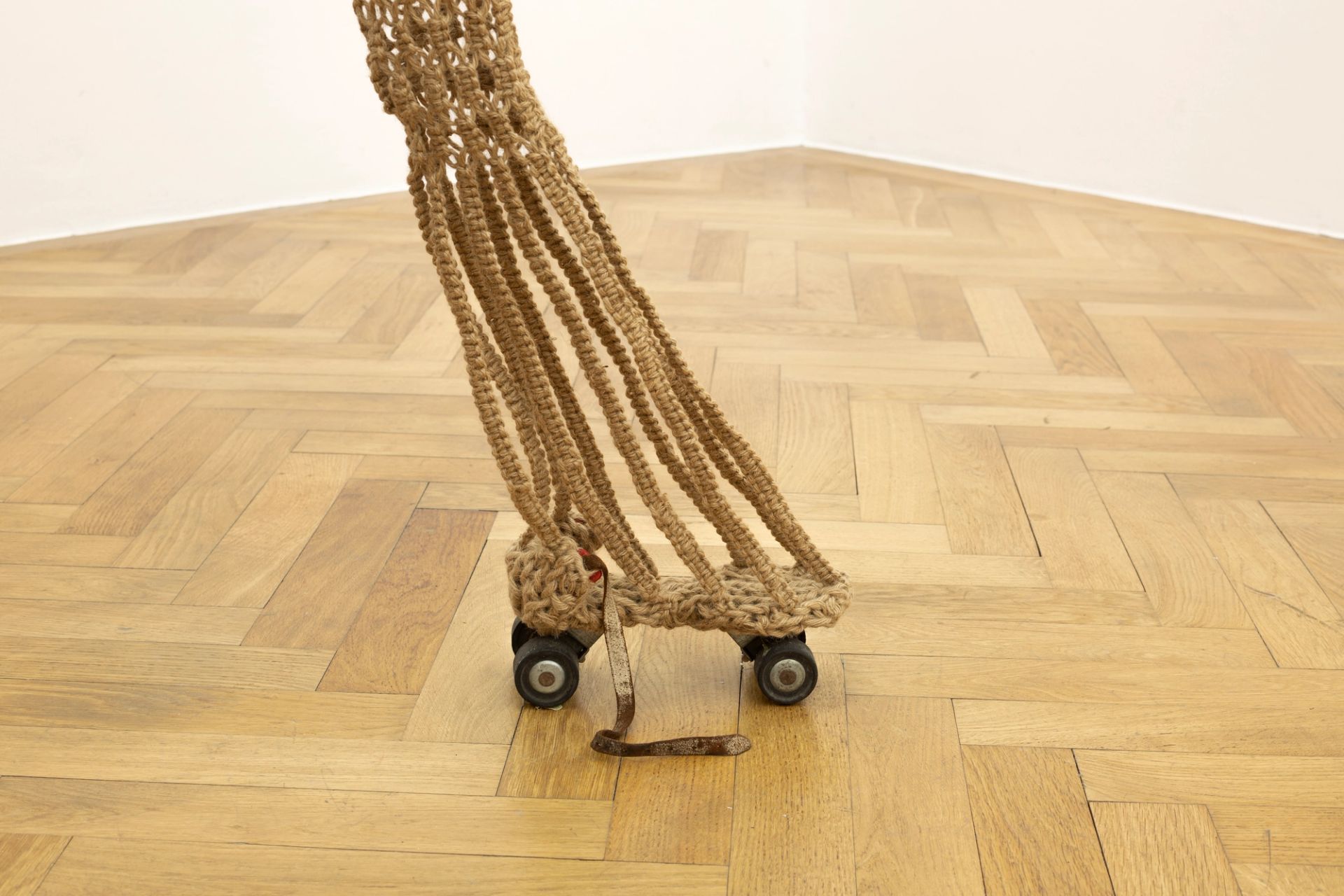 Maddy Arkesteyn, Untitled (from the series: Brancusi’s Psychosis Goes Exotic), 2010, Macramé (knotted rope), roller skate, stool, trolley, wire, 133 × 115 × 2 cm, photo by Constanza Meléndez