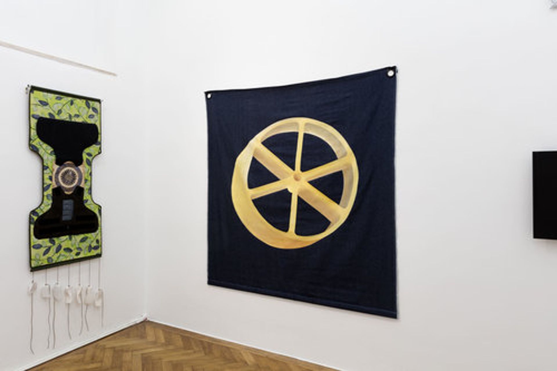 Installation view: Ana Navas, “Ich traute mich, sie zurückzugeben, weil sie nicht bissfest waren”, 2019, photo: Sebastian Kissel