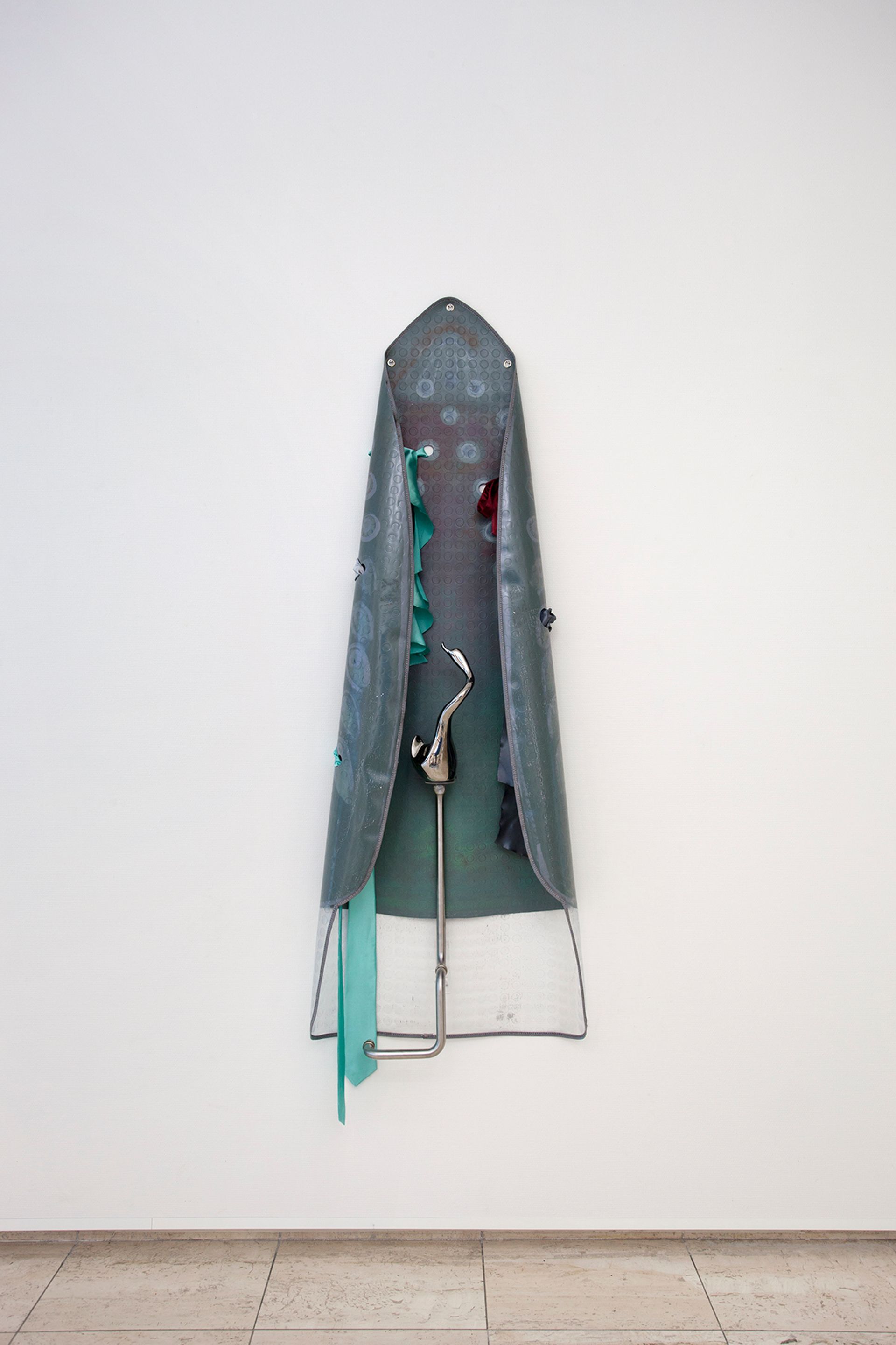 Ana Navas, Iron, 2018, pvc, acrylic, metal, fabric, ceramic 195 × 62 cm, photo: Otto Polman