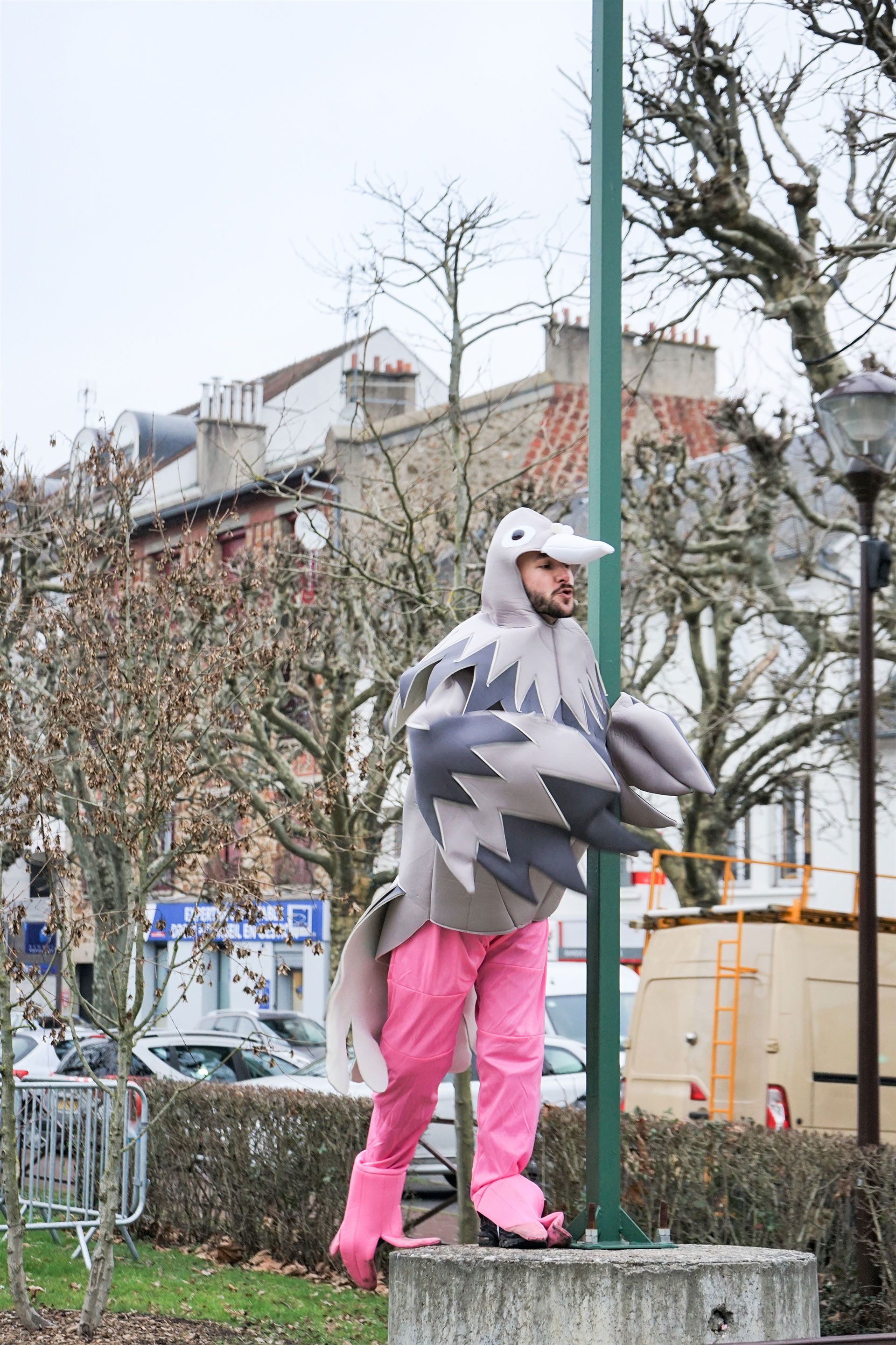 Le Pigeon,, 2022, performance/video, CAC Brétigny/The Real Show, 18:20 min, photos by Elena Lespes Muñoz,Link to video