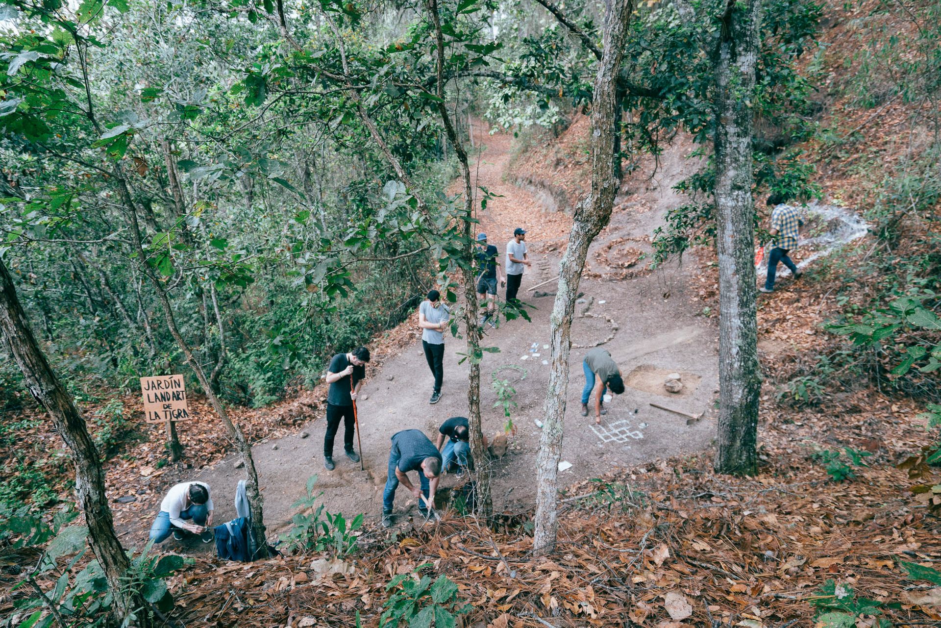 Jardín Land Art de La Tigra (La Tigra Land Art Garten), performance + 13 photographies, 2018. In the secluded nature of the Hondurian La Tigra forest, a garden was created that follows the idea of miniature gardens reflecting the secular and the high culture: During the Réunion Performance Festival Geiger gave an iconic photography of a famous Land Art work to each participant and invited them to recreate the work within this new environment. Photo: Sandino Scheidegger