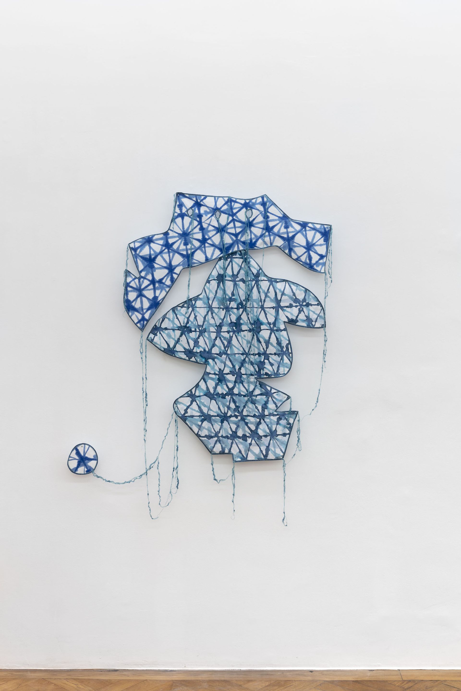 Ana Navas, Passant mit Zylinder, 2021, Industrial textiles and copies of the patterns painted by hand, silkscreen print, 116 × 116 cm