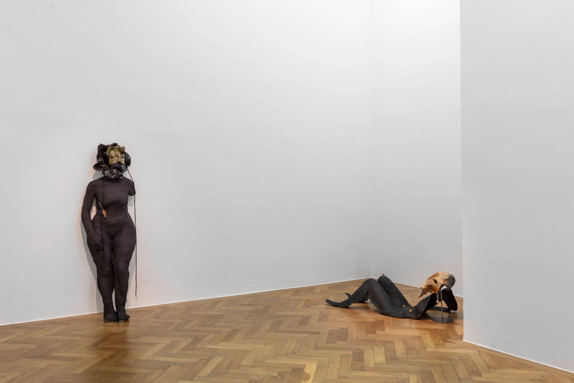 Anousha Payne, A faint glow, a stone and a shark’s tooth, 2024, exhibition view at Sperling, Munich