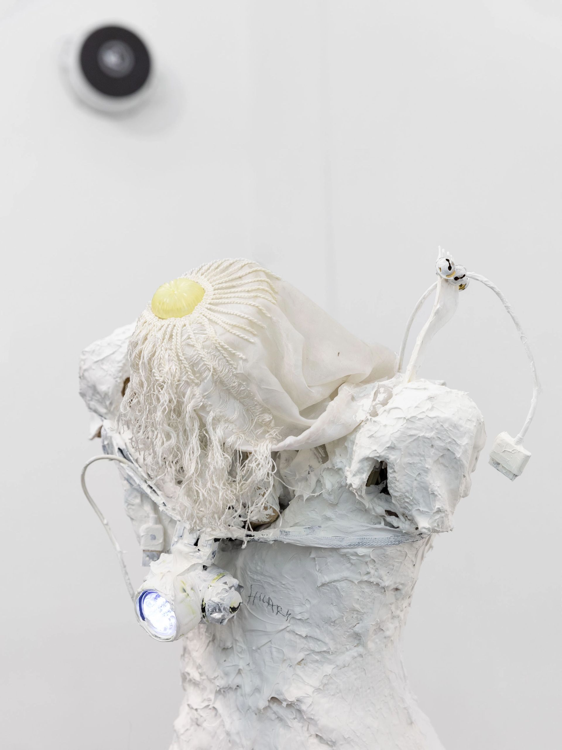 Anna McCarthy, Angel Alpinista, 2020, plaster, wood, acrylic, oyster shells, 165 × 40 × 43 cm, photo: Sebastian Kissel