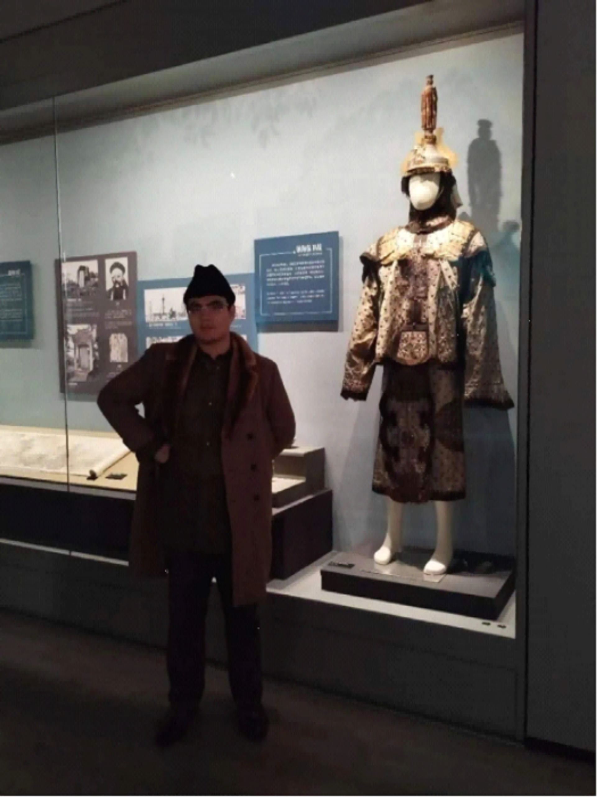 Zhuang Ruizhe with Opium war soldier, Zhejiang Provincial Museum, photo by Andrew Gilbert 2023