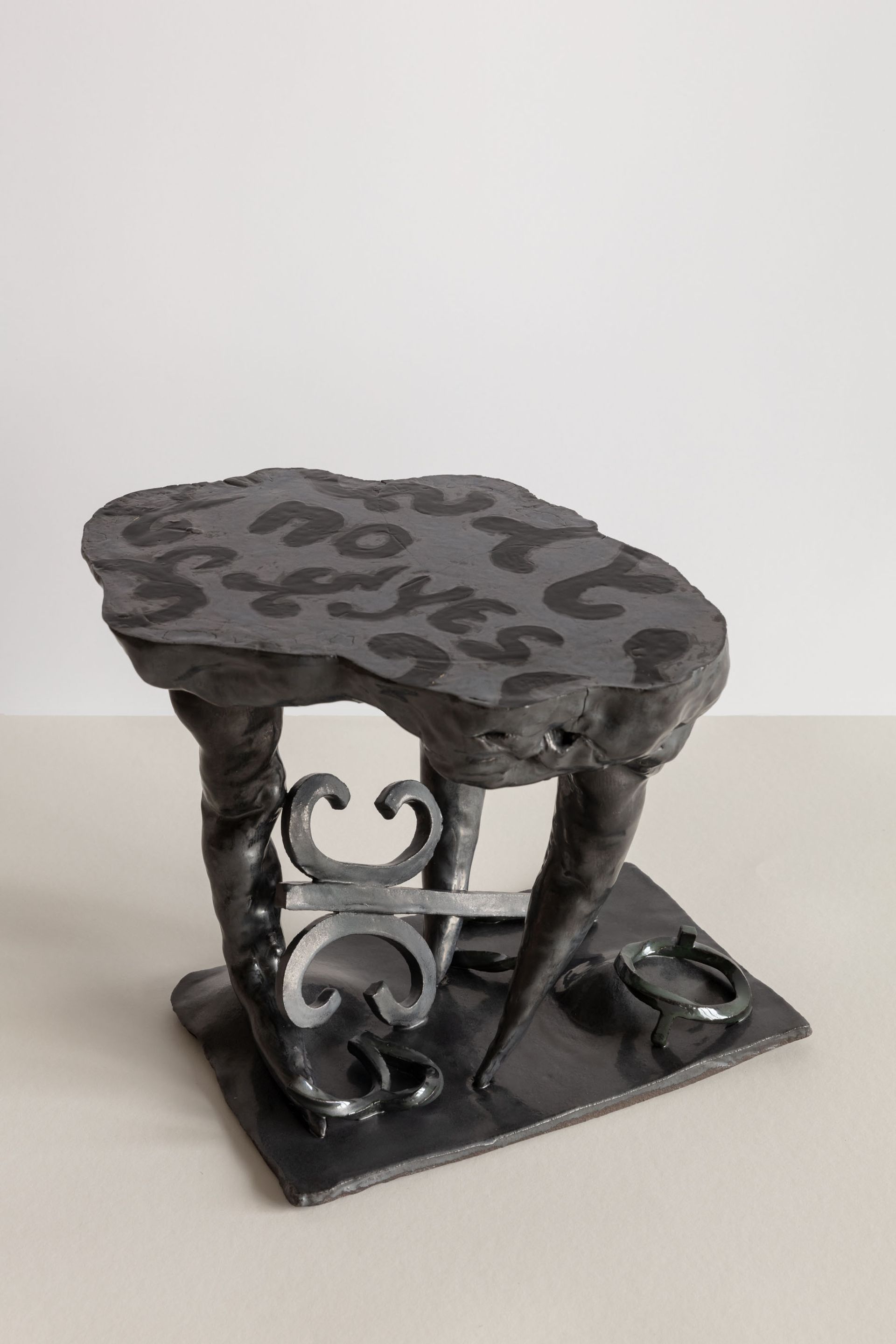 Veronika Hilger, No – Yes, 2022, Ceramic, glazed, 27.5 × 29 × 32 cm