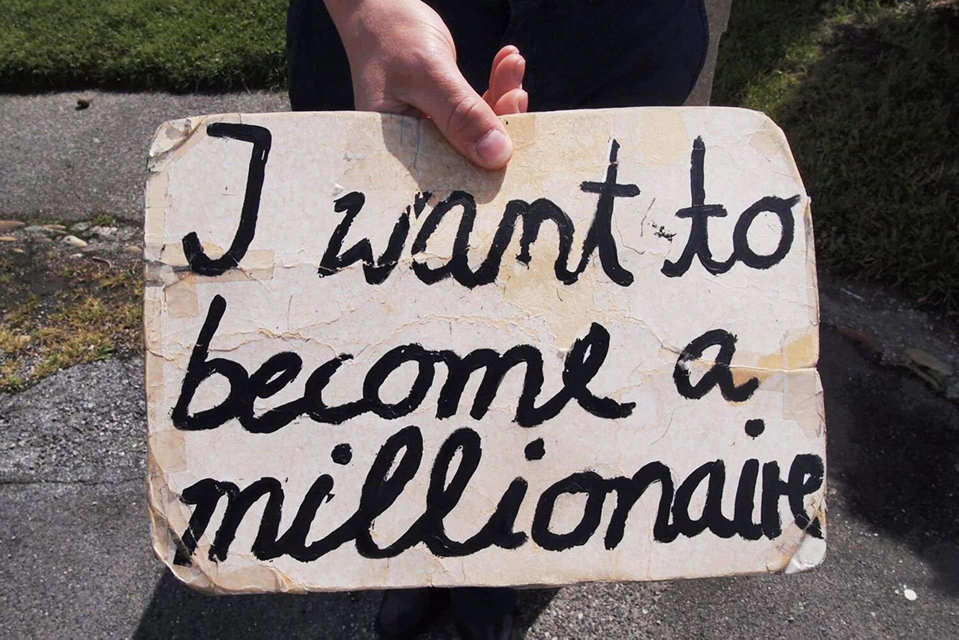 I want to become a millionaire, since 2010, performance + sign + signed and numbered sheets, 10.5 × 14.5 cm. Since 2010, Thomas Geiger is selling stamped and signed sheets with a sequential number for 1€ each. What started as a street performance, became a private funding system that supports his collabora- tive projects which are dedicated to public space and publishing. To date, he has raised more than 35.000€.