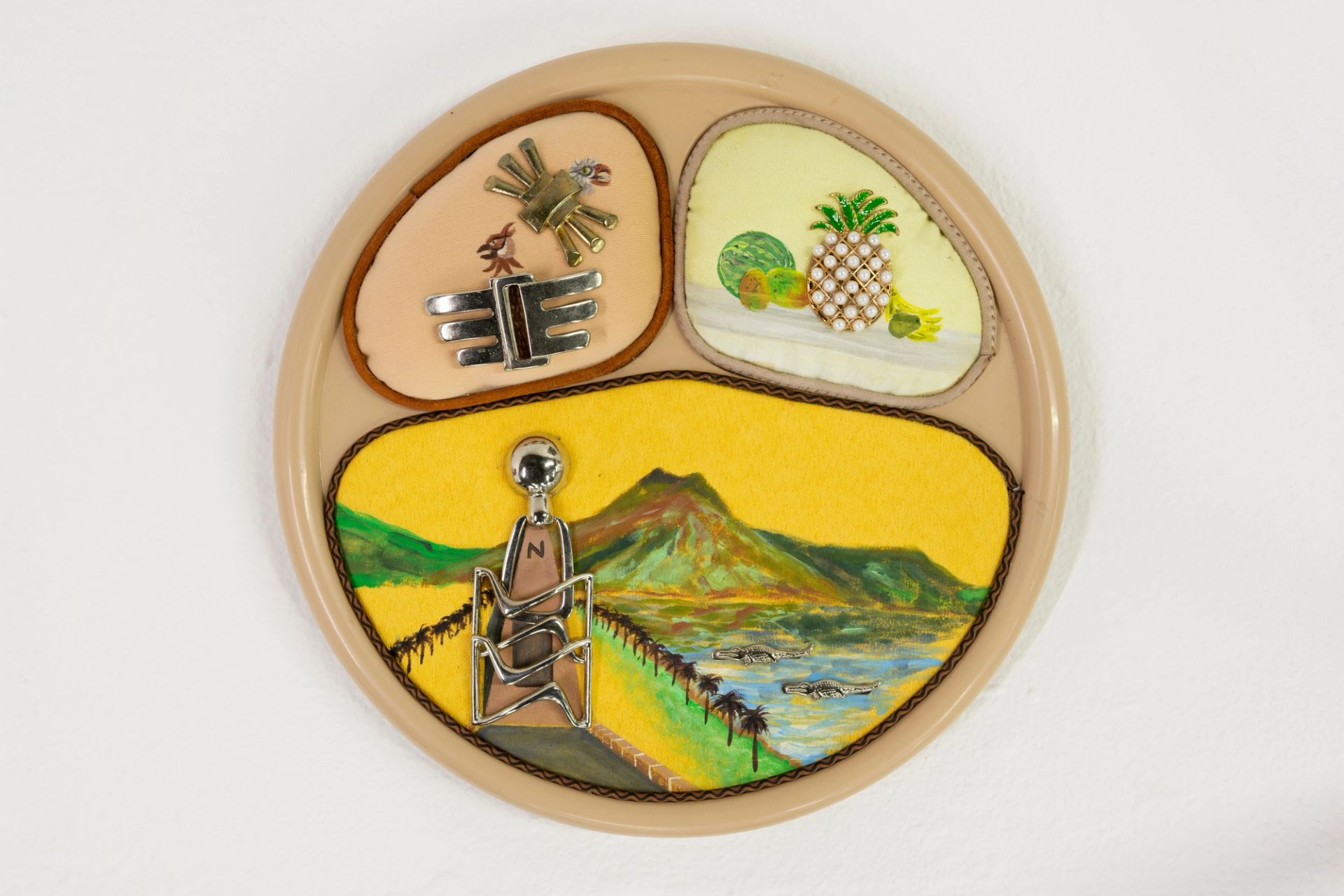 Ana Navas, Lo que me acuerdo de la Mitad del Mundo, 2019, plastic plate, bijouterie, cloth and acrylic, Ø 25 × 3 cm