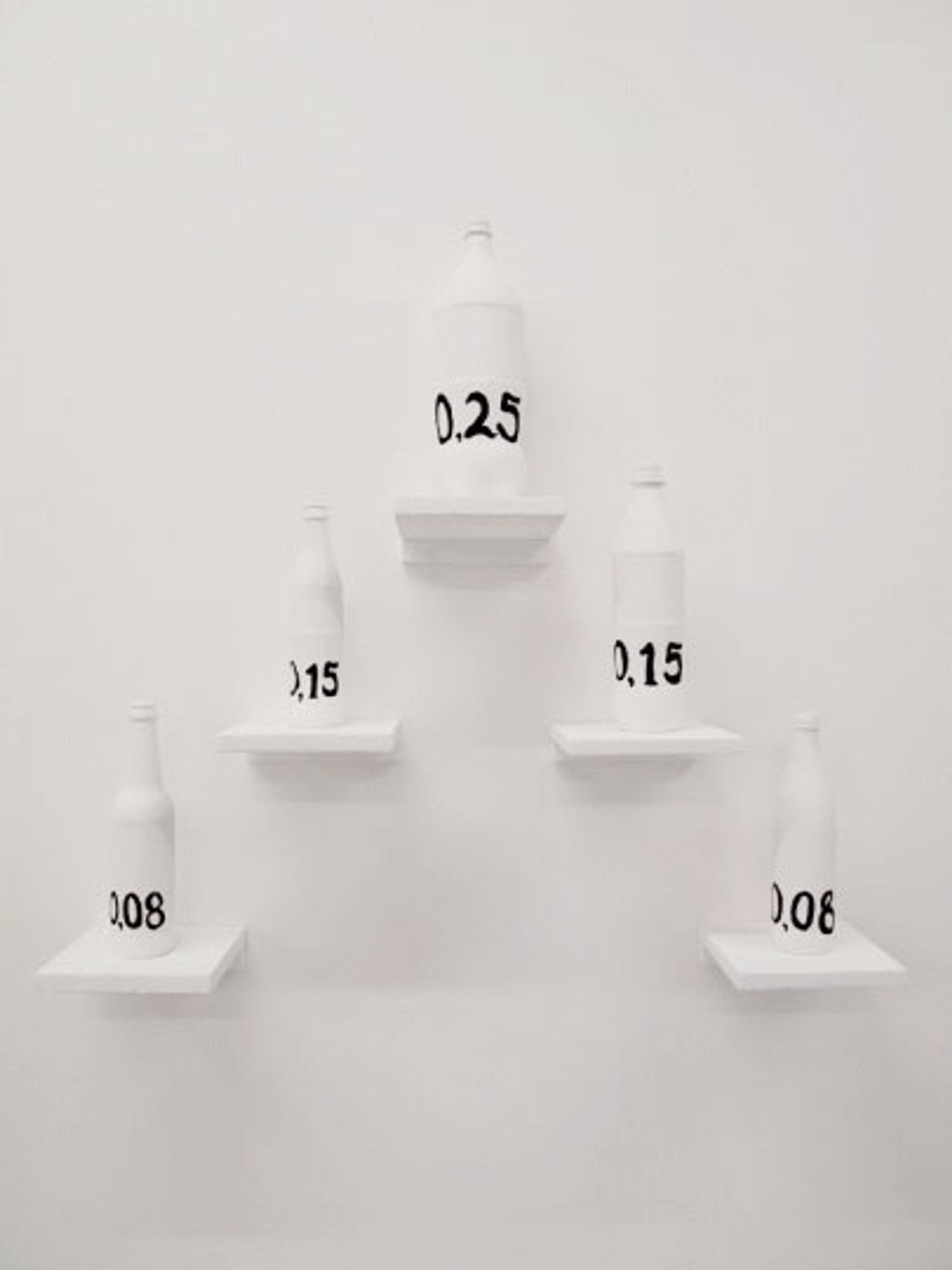 Anna McCarthy, FLASCHENPFAND HIERARCHIE, Acrylic on bottles + shelves, 2012