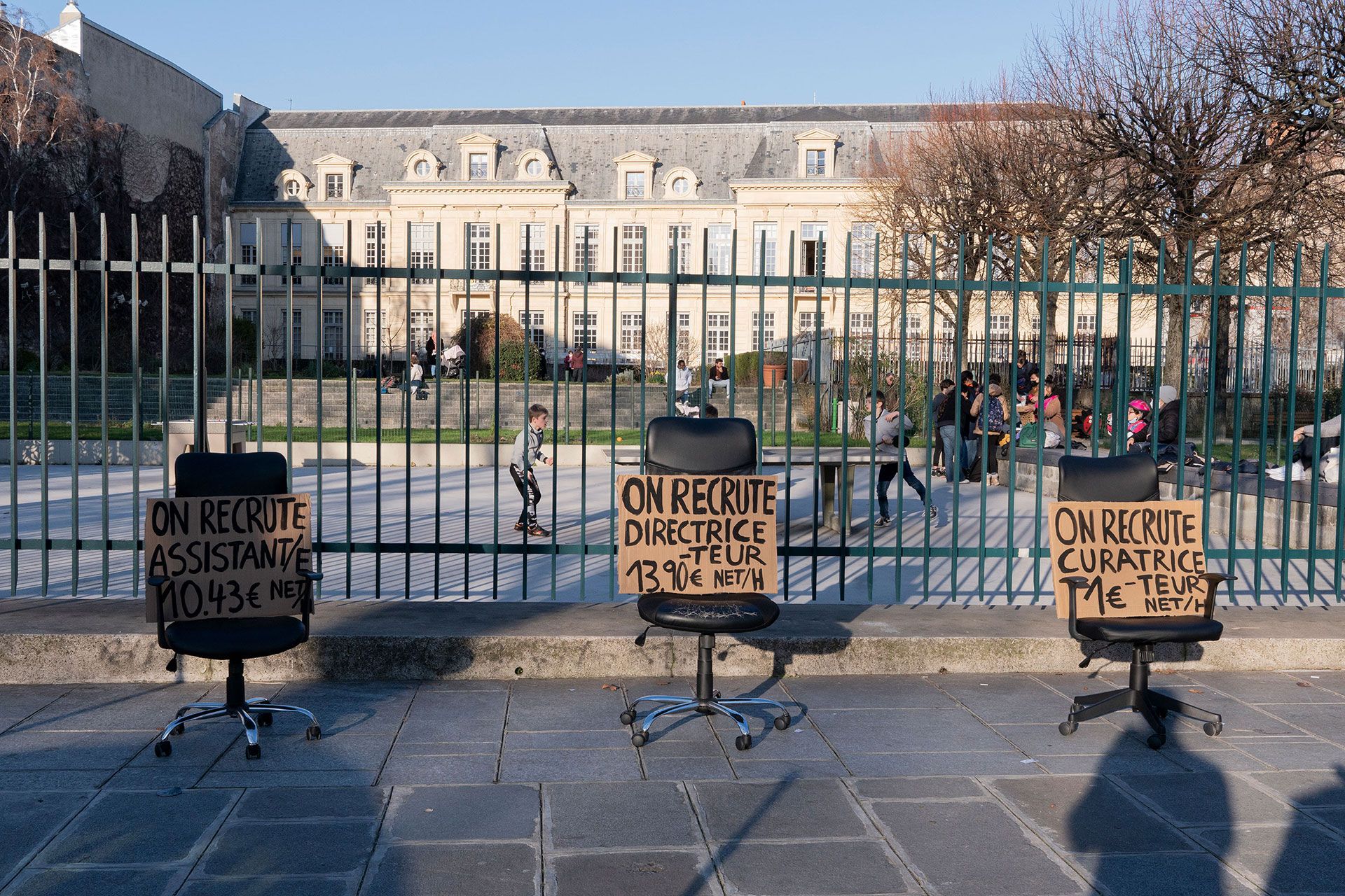 Les Chaises,, 2022, performance/photo series, CAC Brétigny/The Real Show