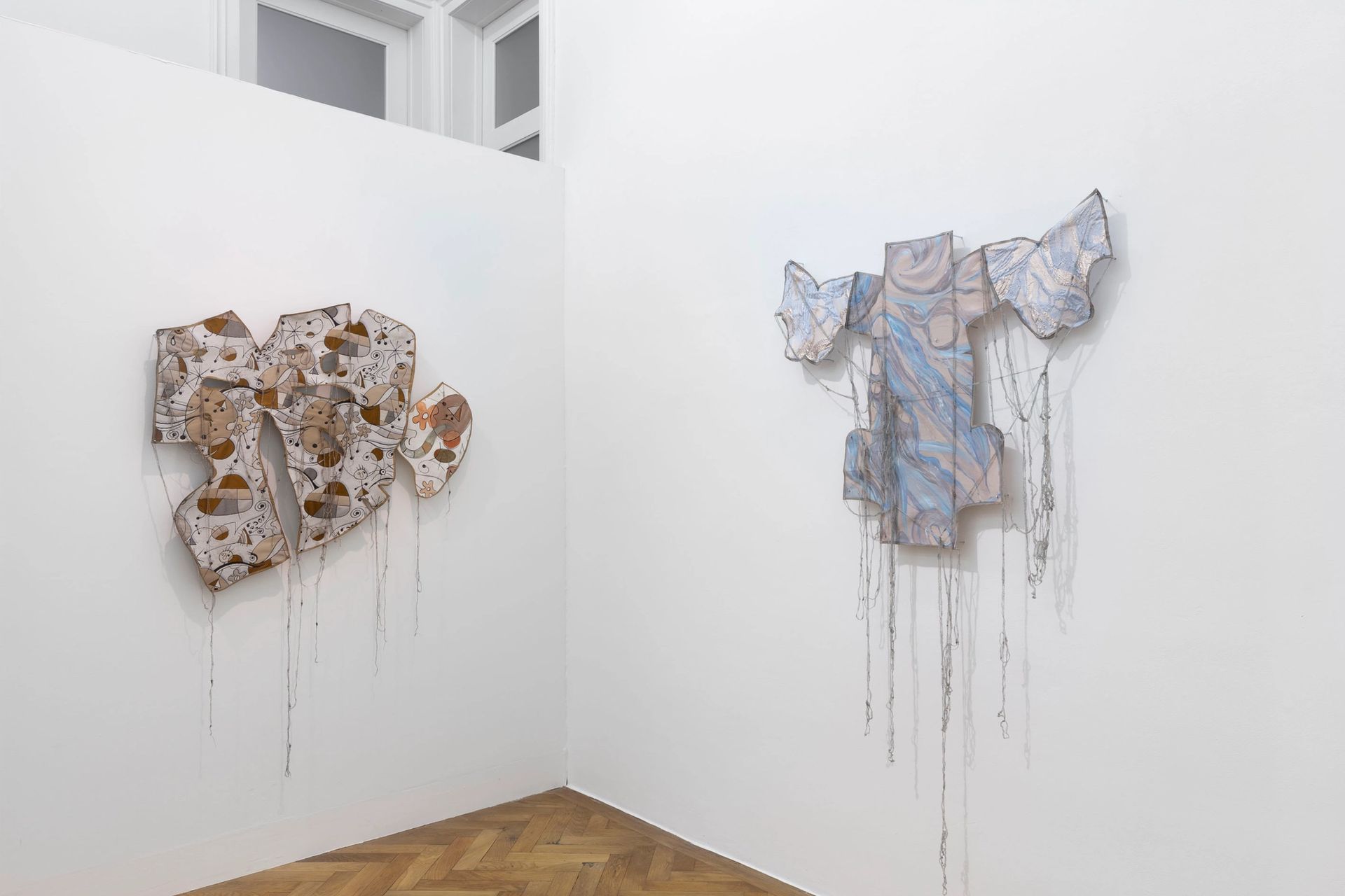 From left: Bezaubernde Jeannie, 2021, Industrial textiles and copies of the patterns painted by hand, 105 × 108 cm
/
Poularde auf Silbertablett, 2021, Industrial textiles and copies of the patterns painted by hand, 88 × 115 cm